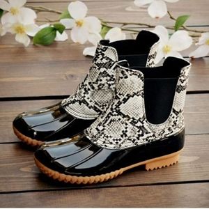 🌸3/$15🌸 NWOT Snake skin duck boots